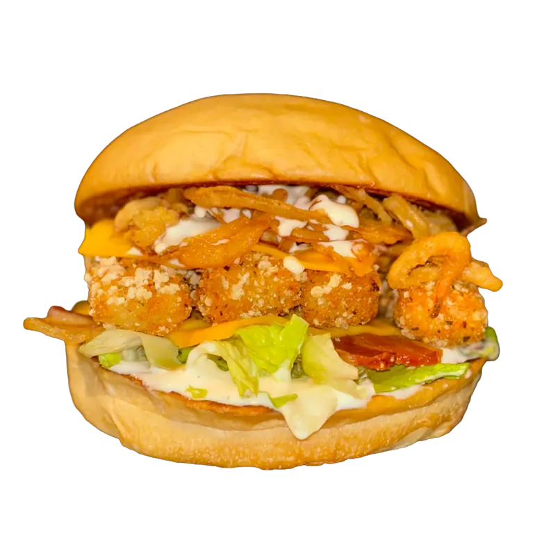 Chicken Burger: pollo crispy con salsa Caesar, lechuga, bacon y cheddar.